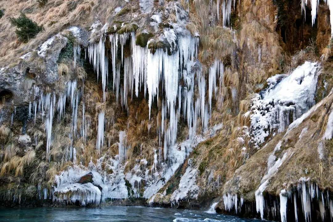 Pla de detall de les escultures de gel que es formen a l'Argenteria (Pallars Sobir&radic;&dagger;) pel fred d'aquests dies. Imatge del 17 de gener del 2022. (Horitzontal)