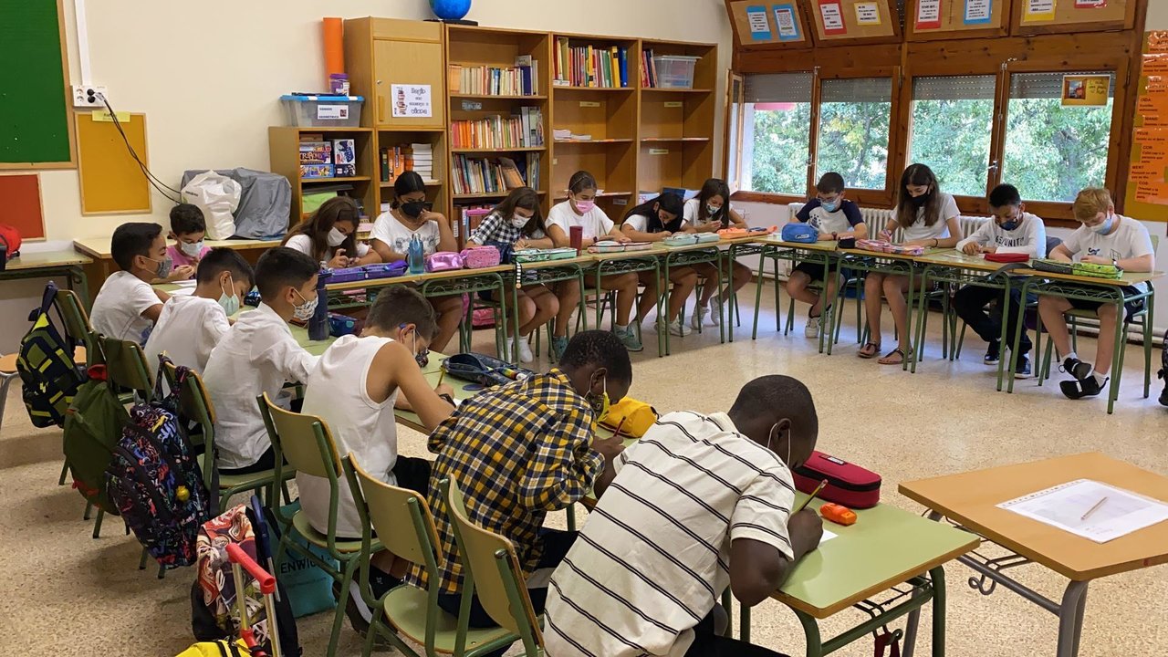 Pla obert d'un grup classe de primària de l'Institut Escola d'Oliana (Alt Urgell) el primer dia de curs escolar. Imatge del 13 de setembre de 2021. (Horitzontal)