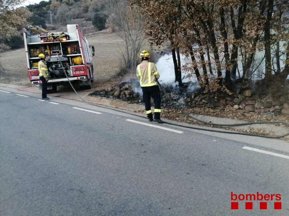 Bombers Adral incendi vegetaci&oacute;