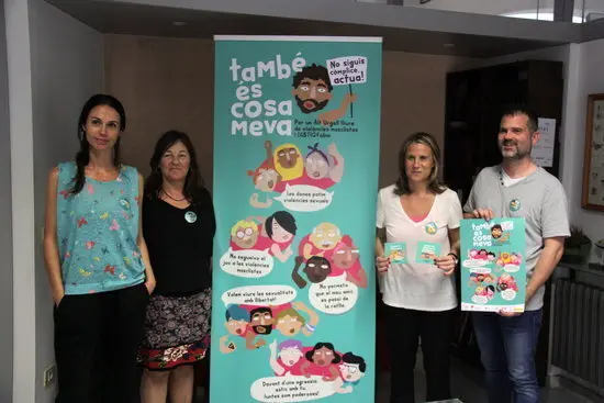 Pla general del conseller de Joventut de l'Alt Urgell, Ricard P&eacute;rez, i les t&egrave;cniques SIE, S&iacute;lvia Mota (dreta), SIAD, S&iacute;lvia Trigueros, i OJAU, Ester Fuster (esq.) presentant una campanya contra la viol&egrave;ncia masclista, el 25 de juny de 2019 (Horitzontal).