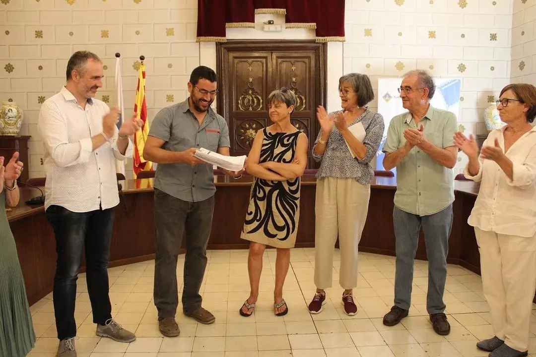 Lliurament signatures pro resid&egrave;ncia p&uacute;blica a la Seu-3
