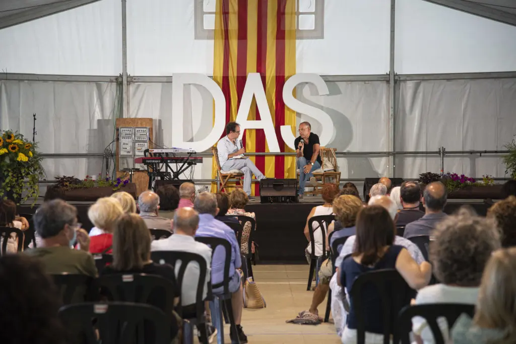 Bernat Puigtobella i Toni Sala presentant el llibre 'Una fam&iacute;lia' durant el festival literari Das de La Cerdanya organitzat per l'ajuntament de Das i N&uacute;vol. Das 12.08.2021 N&uacute;vol, WAYRA FICAPAL