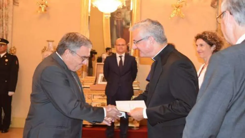 &Agrave;ngel Ros credencials bisbe