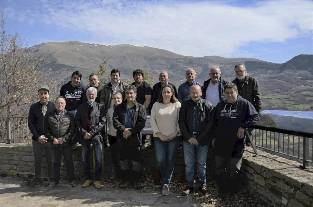 Josep Maria Dalmau amb l'equip de persones que formen part de la candidatura de la Torre de Capdella