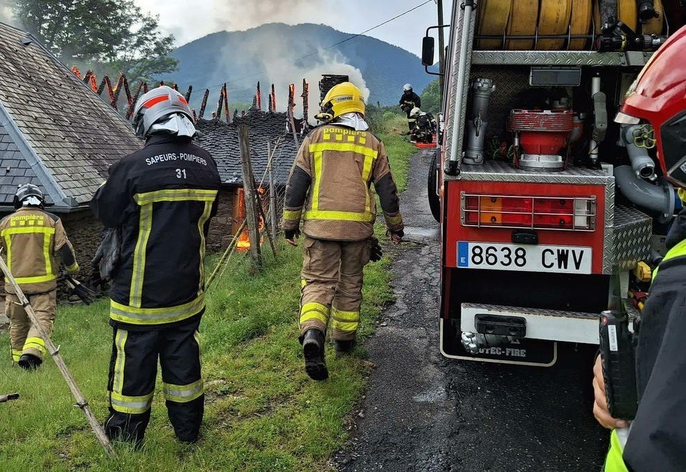 Pompièrs d'Aran foc a la frontera francesa
