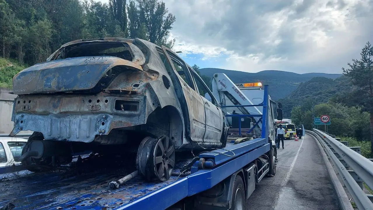 Vehicle incendiat N-145