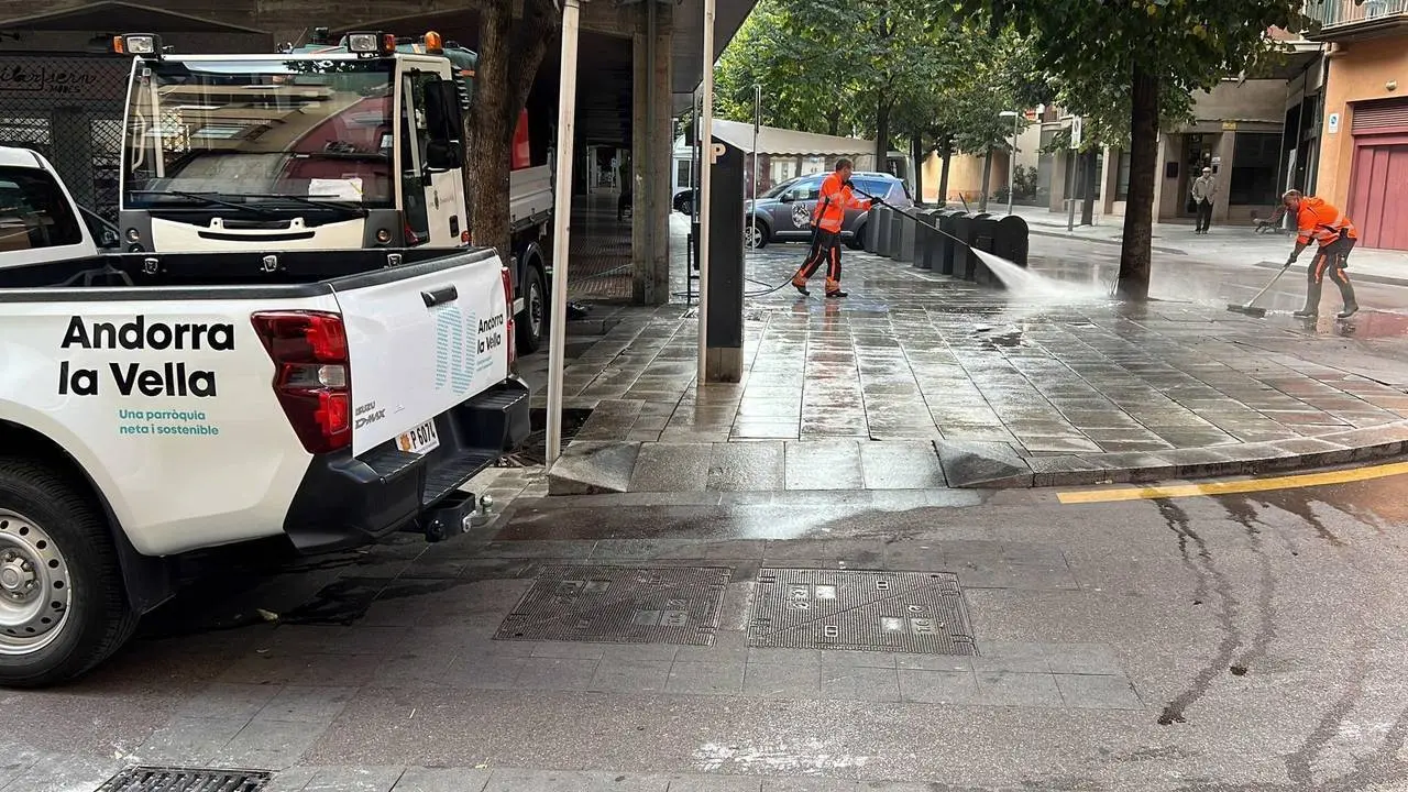 Neteja carrers la Seu maquin&agrave;ria Andorra 1