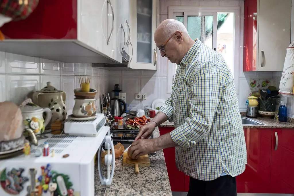 habitatge-gent-gran-barcelona-home-cuina