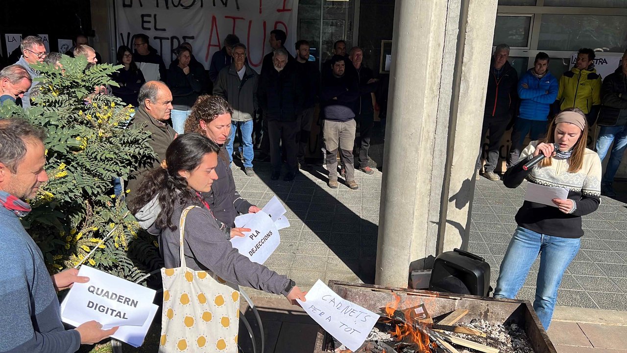 Protesta pagesos oficina acció Climàtica la Seu 1