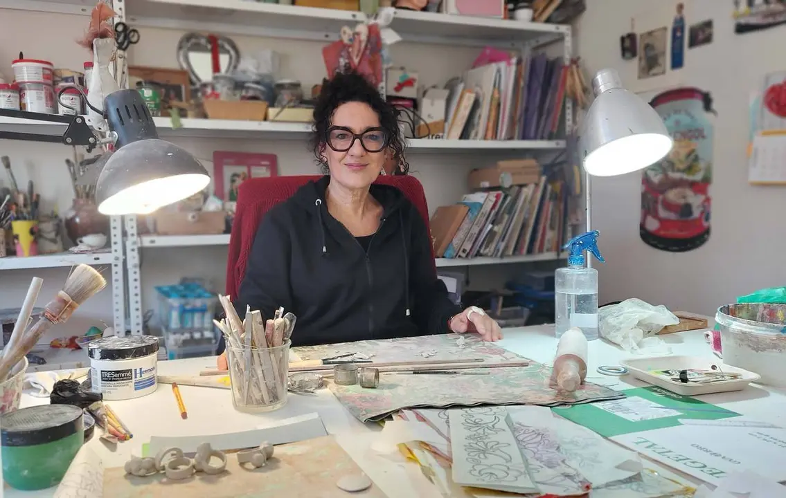 Carme Invernon al seu taller 