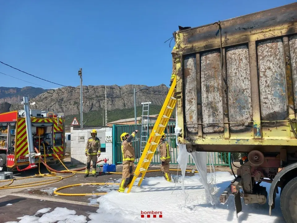 Oliana incendi cami&oacute; escombraries 1