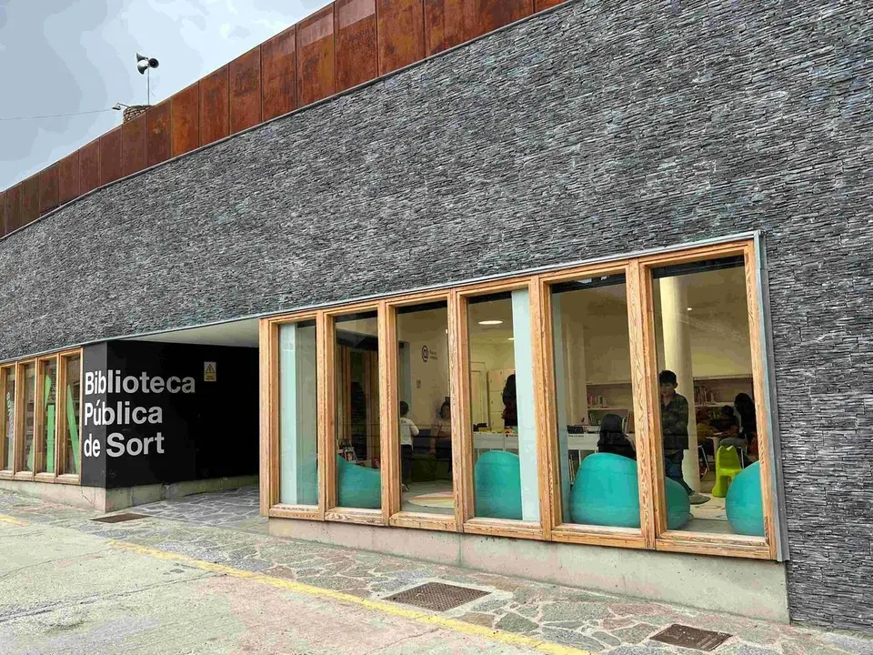 Biblioteca P&uacute;blica de Sort obre portes 1