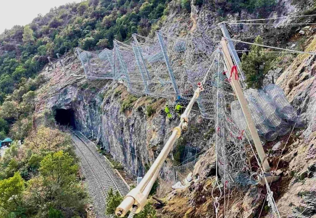 Barreres contenci&oacute; tren la Pobla FGC