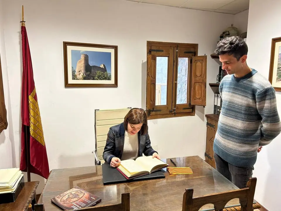 La senadora Sara Bailac durant la seva visita a l'Ajuntament de Castell de Mur amb l'alcalde Miquel L&oacute;pez