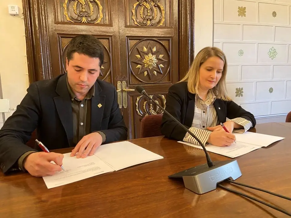 Signatura conveni resid&egrave;ncia la Seu 1