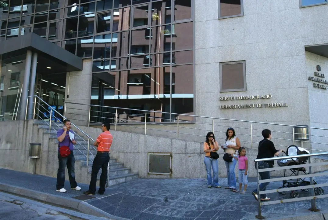 persones-esperant-per-fer-tramits-al-servei-d-immigracio