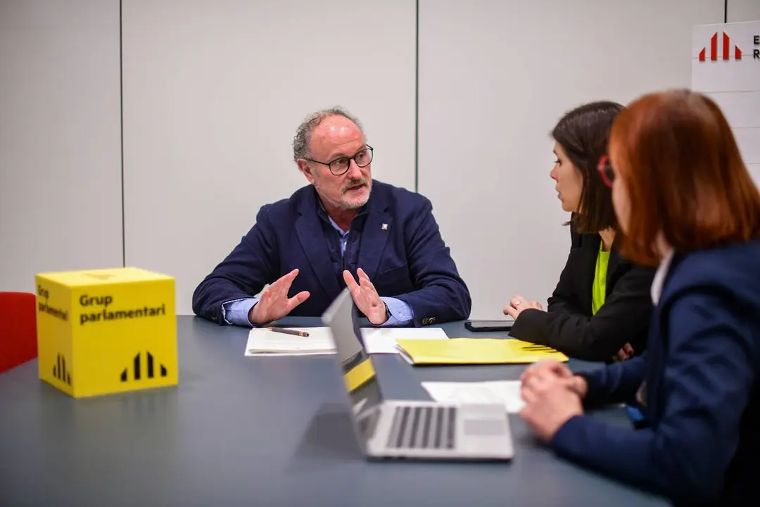 El diputat Pepe Vidal en una reuni&oacute; amb el grup parlamentari de Lleida