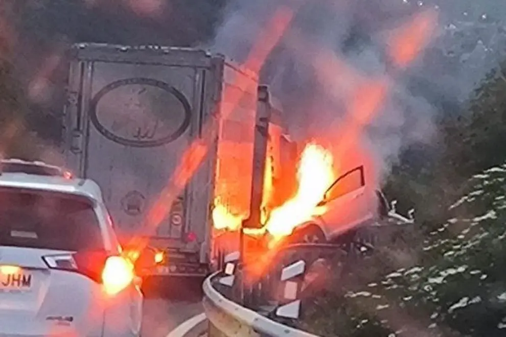 xoc frontal a l'N-230, entre un vehicle i un cami&oacute;