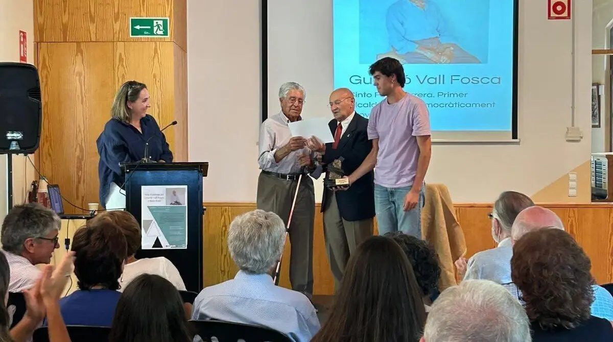 Entrega del guard&oacute; Vall Fosca a Sinto Font Carrera