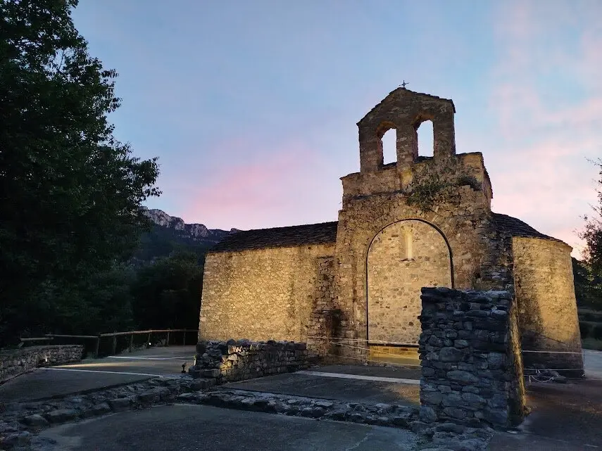 Esgl&eacute;sia rom&agrave;nica de Sant Serni de Cab&oacute;. Vespre