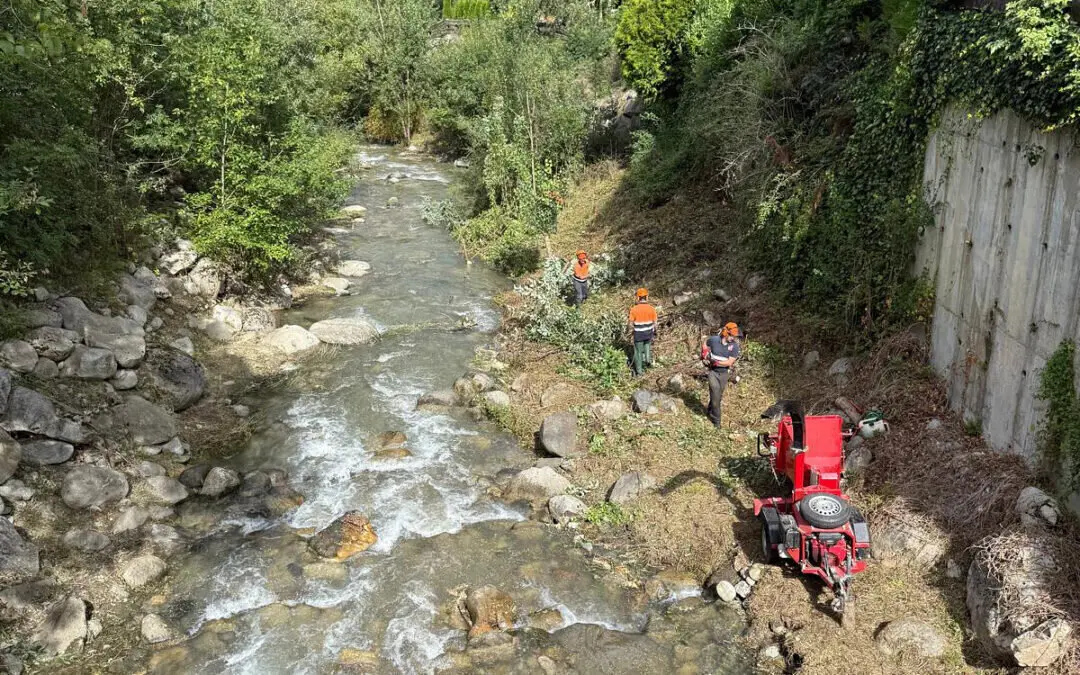 Trabalhs de prevencion dauant d&rsquo;aig&uuml;ats en arriu Garona en Salard&uacute; e Tred&ograve;s