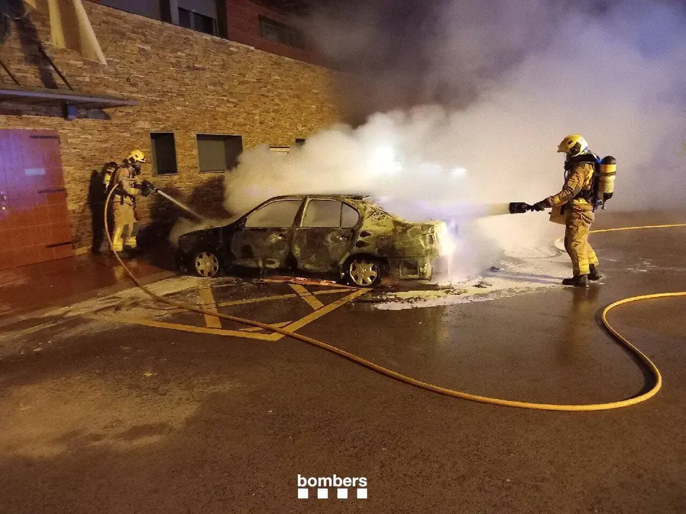 Crema un cotxe a Montferrer