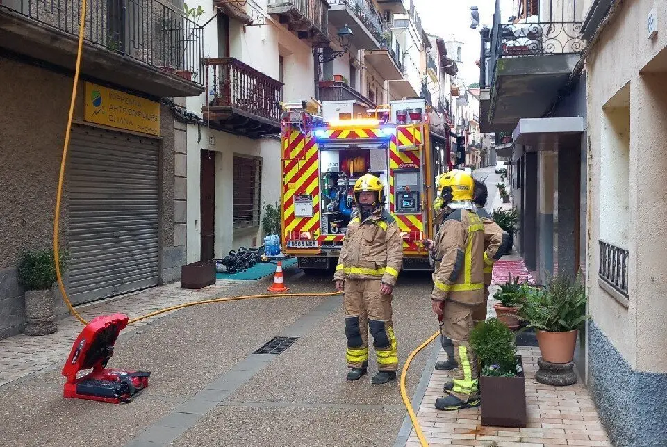 Foc de xemeneia al carrer Major d'Oliana