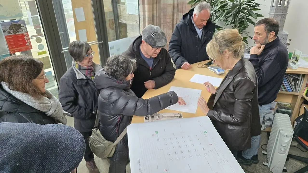 Mat&iacute; de cues a l'oficina de Turisme de Puigcerd&agrave;. Els comensals reserven taula pel sopar del Trinxat. Foto: J.P.