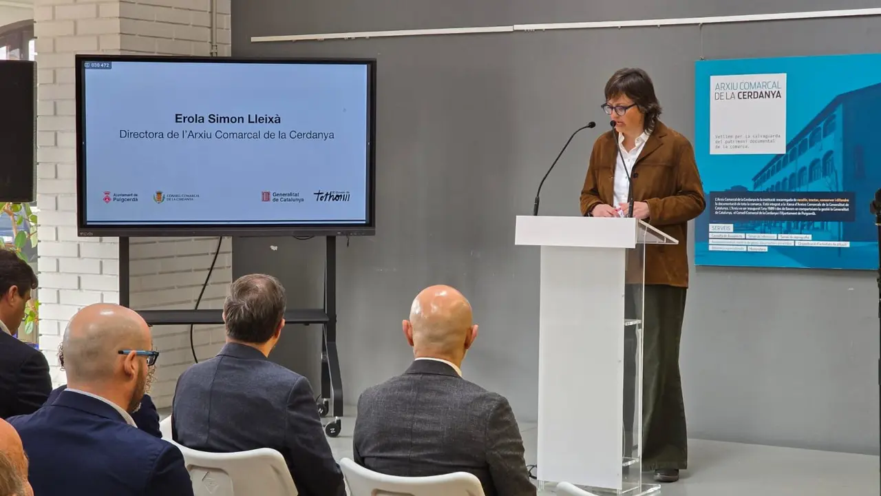 La directora de l'Arxiu Comarcal de la Cerdanya, Erola Simon, presenta l'acte que ha donat el tret de sortida del projecte que ha d'estar operatiu en el 2028. Foto: Jordi Pardinilla