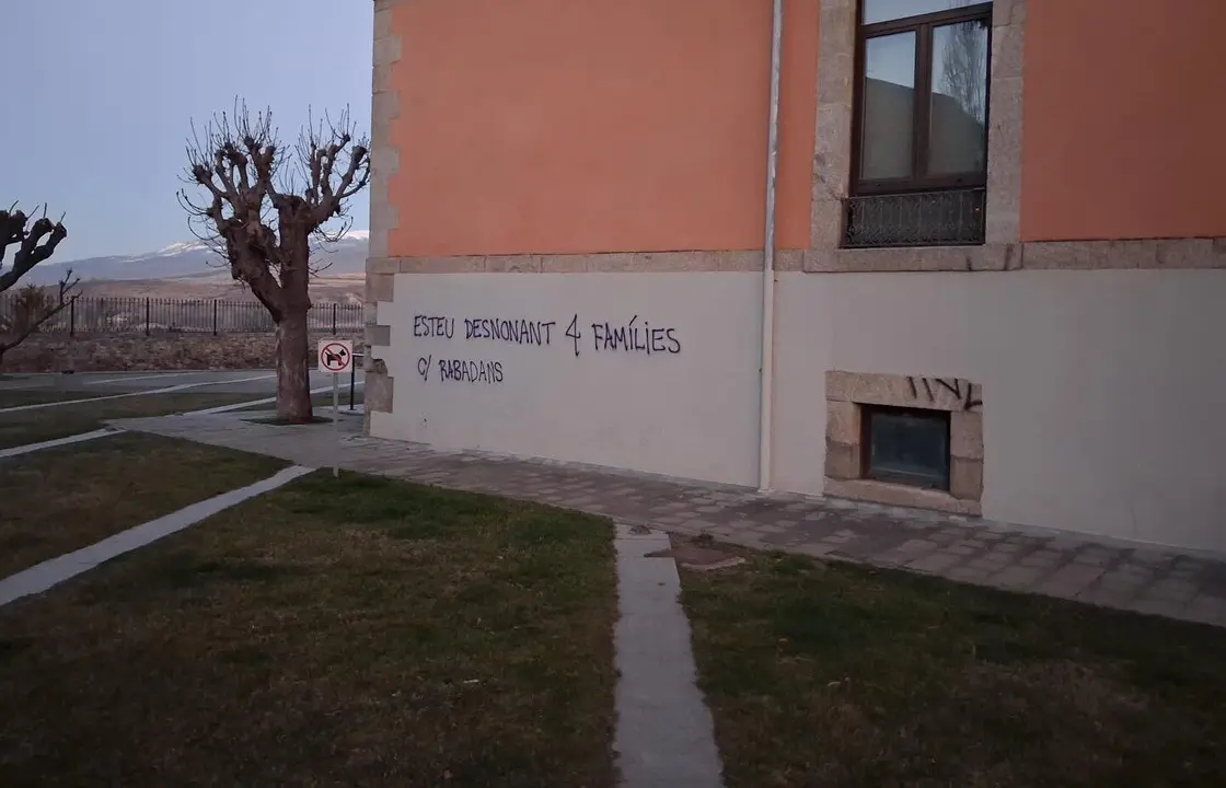 Pintada al Consell Comarcal de la Cerdanya