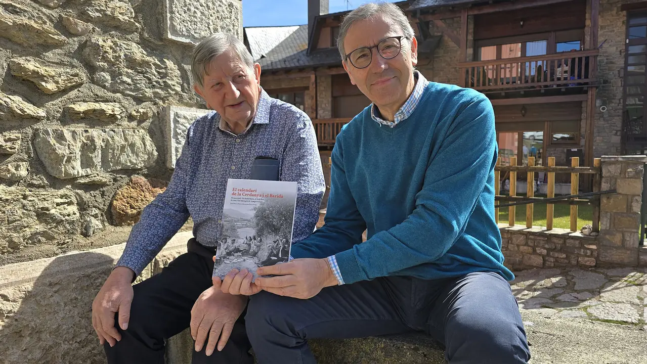 Els autors exposen el llibre per la sessi&oacute; fotogr&agrave;fica / Jordi Pardinilla.