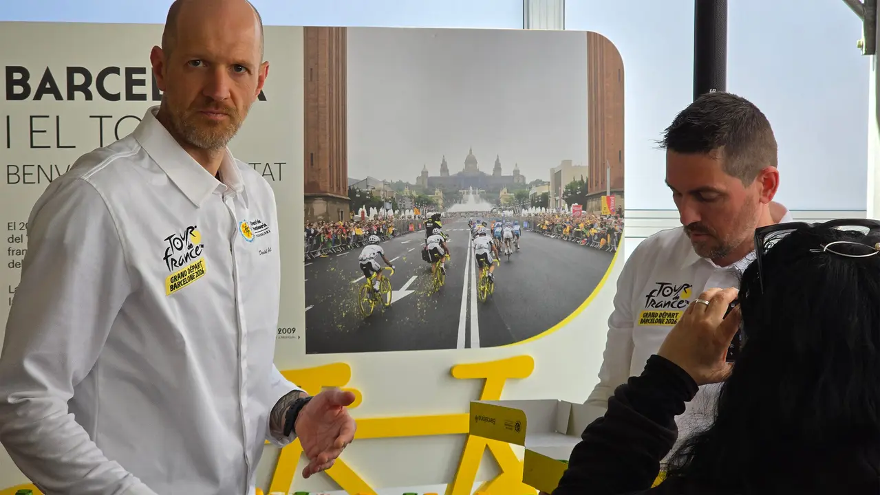 Gil prepara el tast dels pastissos del Tour de France, a l'estand de l'Ajuntament de Barcelona, ahir dimarts, a les instal&middot;lacions del Club de Tenis Barcelona / Jordi Pardinilla.