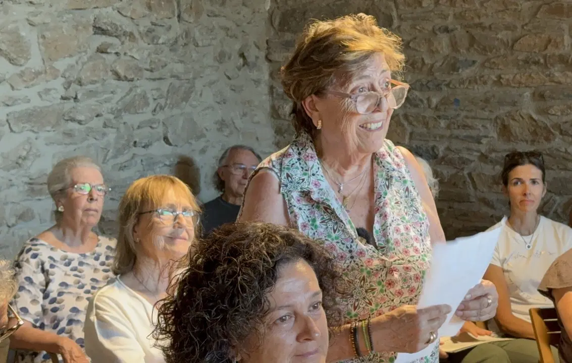 Teresa-Corts-pronunciant-un-discurs-dagraiment