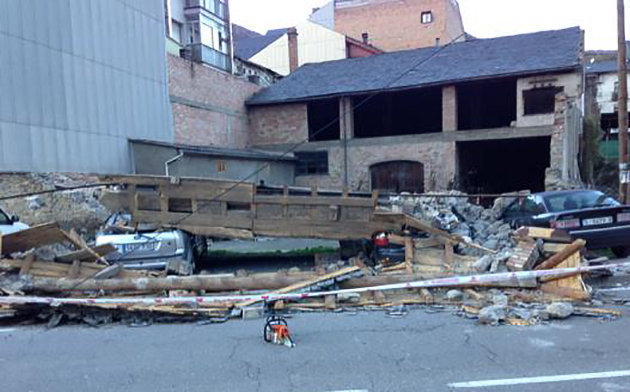 Imatge de l&#39;edifici que s&#39;ha desplomat i l&#39;estat en què han quedat els vehicles.