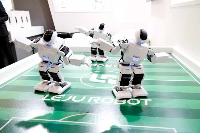 Tres robots AELOS ballen sobre un camp de futbol a l'espai NexTech del MWC 2017, aquest dilluns 27 de febrer (pla detall horitzontal)