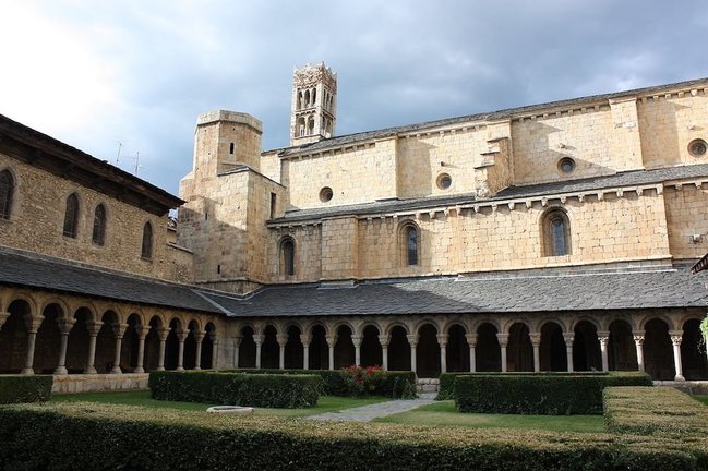 Pla mig del claustre de la Catedral de Santa Maria d'Urgell, restaurat recentment, l'abril de 2017. (Horitzontal)