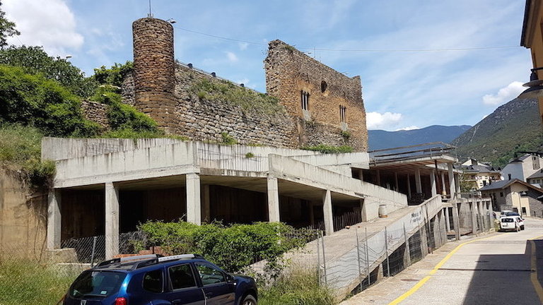 Imatge de l'estructura a mig construir de l'edifici de la futura biblioteca de Sort, sota el castell Comtes de Pallars. Imatge del 16 de maig del 2017. (horitzontal)