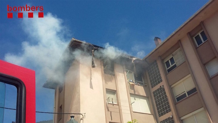Imatge general de la part superior de l'edifici de Vilaller on ha cremat el tercer pis en un incendi, amb fum que surt de les finestres, aquest 20 d'agost del 2017 (horitzontal)