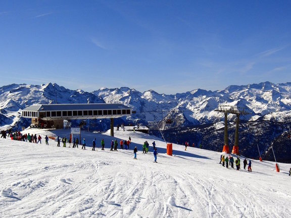 Imatge general de les pistes de Baqueira amb esquiadors que han estrenat la temporada aquest 19 de novembre del 2017 (horitzontal)