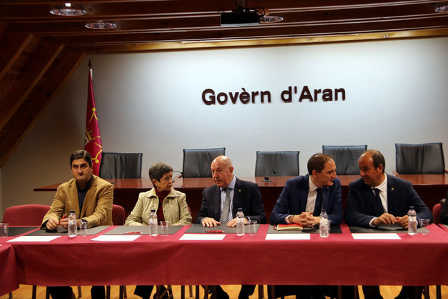 La delegada del govern a Catalunya, Teresa Cunillera, s'ha entrevistat al Conselh Generau d'Aran amb el s√≠ndic d'Aran, Carles Barrera, i altres consellers. Imatge del 26 de novembre del 2018. (horitzontal)