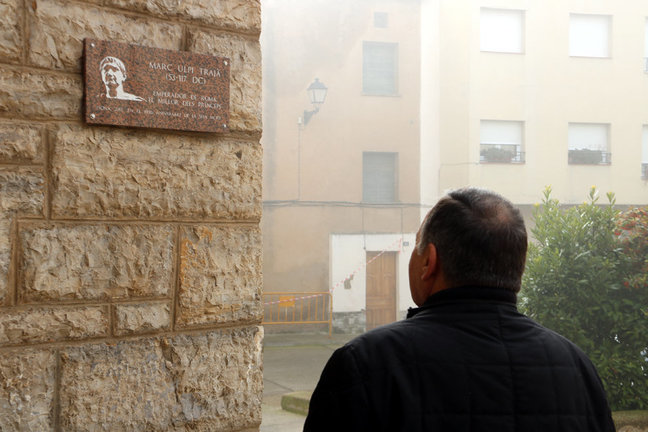 Una placa a una fa√ßana d'Isona que recorda el passat rom√† de la localitat. Imatge del 5 de desembre del 2018. (horitzontal)