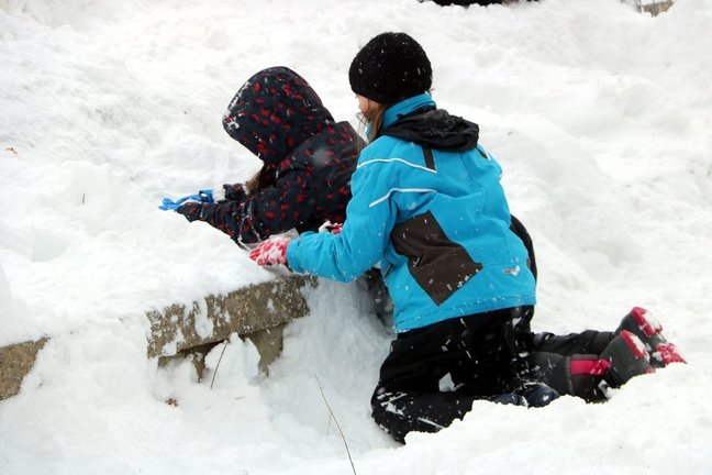 Dos nens jugant amb la neu a Esterri d'√Äneu el 24 de gener del 2019. (horitzontal)
