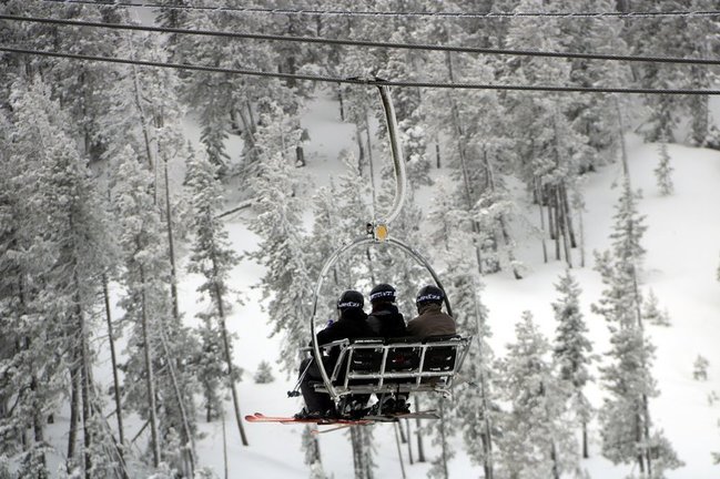 Una telecadira amb tres esquiadors a l'estaci√≥ d'esqu√≠ de Port Ain√© el 25 de gener del 2019. (horitzontal)