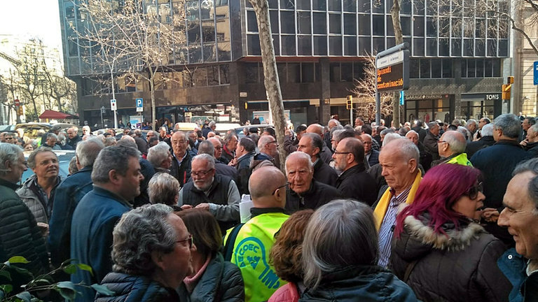Pla general de la concentraci√≥ de jubilats d'Endesa davant el Consolat itali√† a Barcelona, el dia 1 de mar√ß del 2019. (horitzontal)