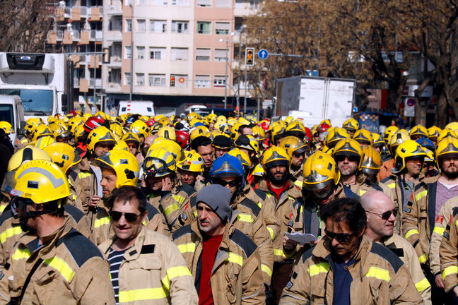 Pla mitj√† on es poden veure bombers manifestant-se per reivindicar m√©s efectius i material, a l'al√ßada de la pla√ßa Ricard Vinyes de Lleida, el 20 de febrer de 2019. (Horitzontal)