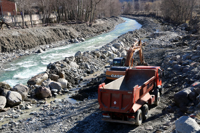 Una m√†quina i un cami√≥ treballant al riu Noguera Pallaresa, al seu pas per Sort, el 15 de febrer del 2019. (horitzontal)