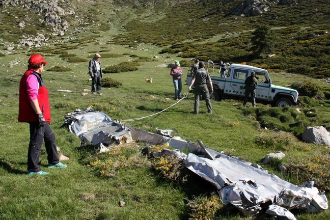 Pla general de diversos efectius dels Agents Rurals de la Cerdanya, a punt d'arrossegar amb un vehicle un tros de ferralla d'una avioneta que va aterrar de forma "for√ßosa" en un espai natural de Guils de Cerdanya, el 17 de juny de 2019 (Horitzontal).