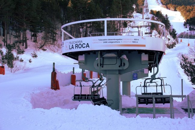 Pla general de la base del telecadira La Roca d'Espot Esquí amb les cadires buides i aturades, el 4 de febrer de 2019 (Horitzontal).