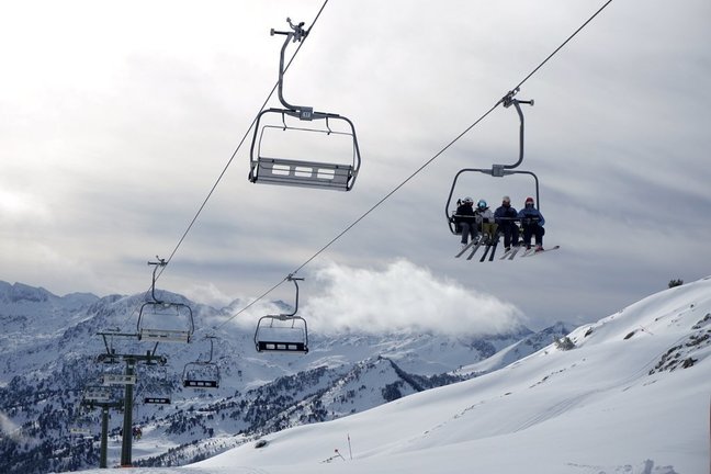 Pla general d'esquiadors pujant amb un telecadira a l'estació aranesa de Baqueira Beret. (horitzontal)