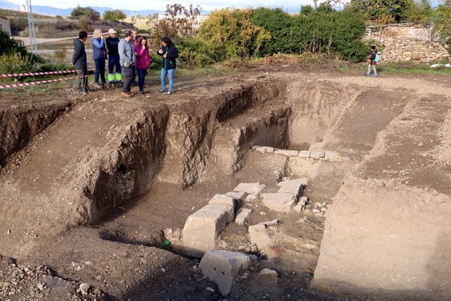 Pla general del jaciment arqueol√≤gic que ha deixat al descobert part de la muralla romana d'Isona. Imatge del 4 de novembre 2019. (horitzontal)